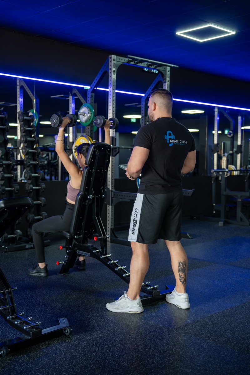 Adam Jirsa trénuje klientku v Hypertrophy Gym